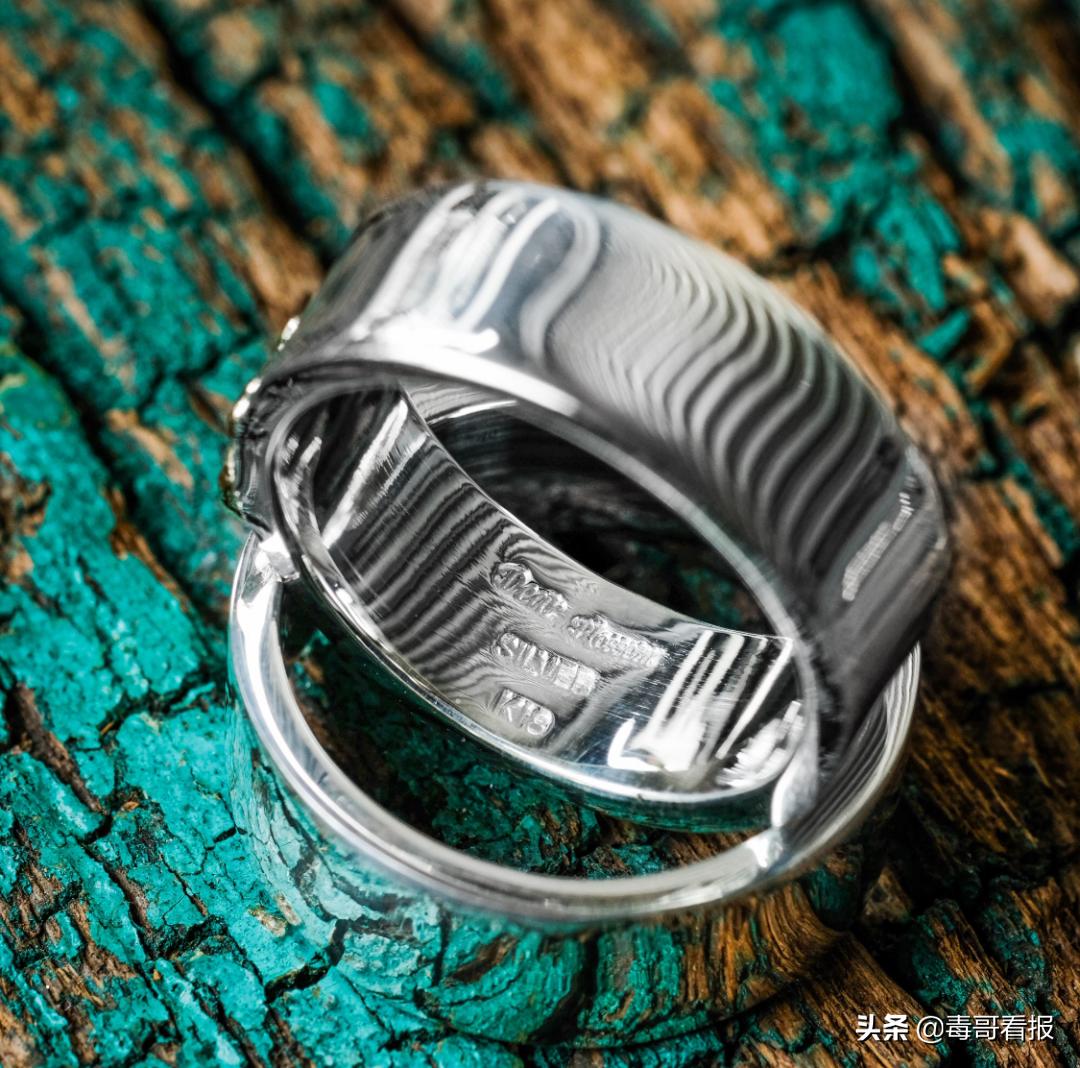 简约的首饰往往是穿搭的必杀技,首饰穿搭