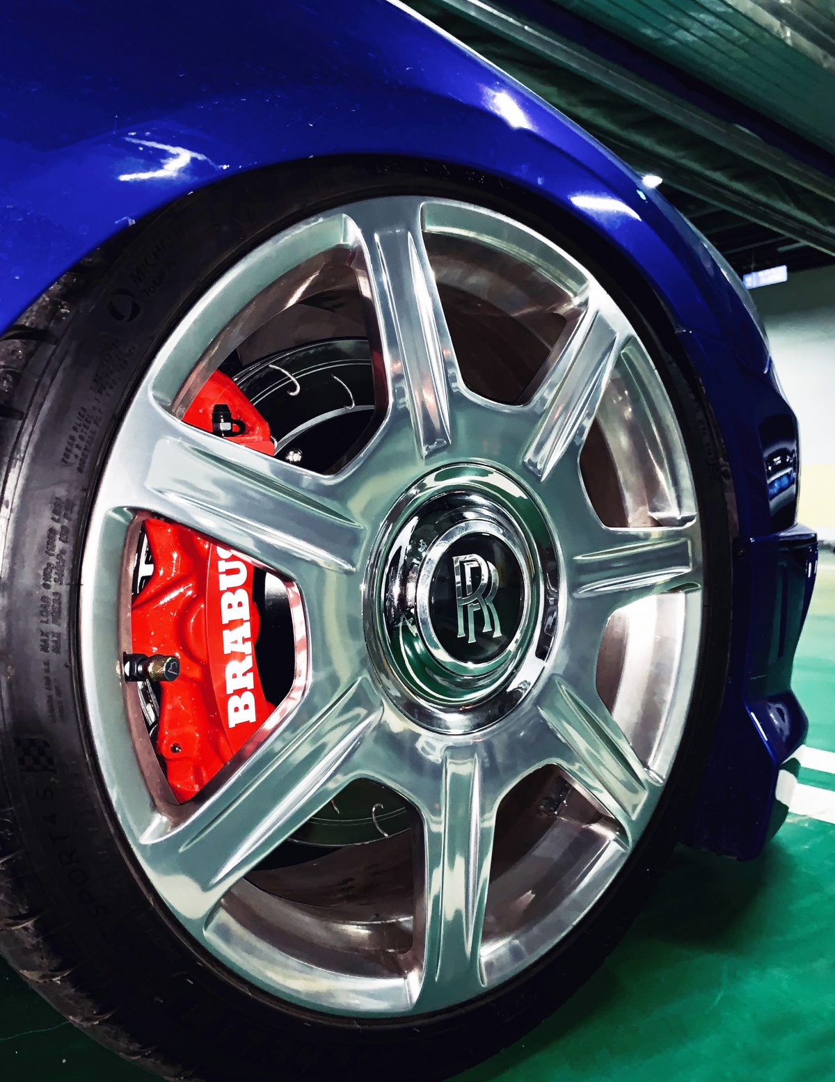 换上劳斯莱斯轮毂的巴博斯26SC,全身散发出高贵的气质