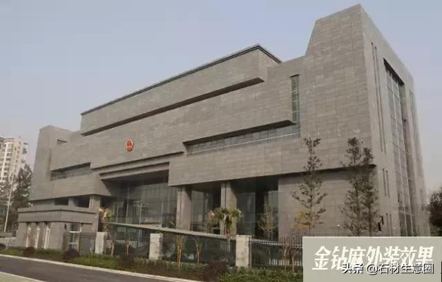 草原上的褐色石头,花岗岩草原绿石材