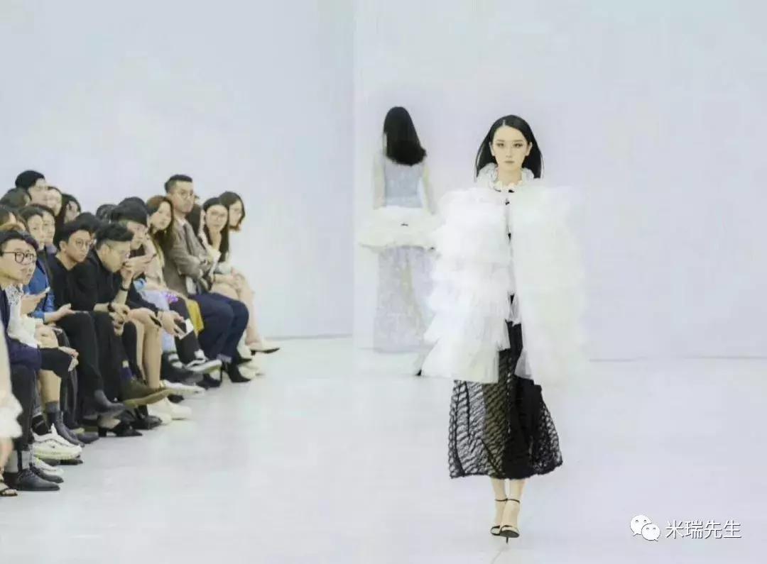 素人怎么去参加时装周走秀,素人怎么去时装周看秀