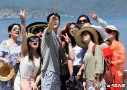 导游把游客锁在芽庄购物店内，须待一个半小时，网友：谁叫你有钱