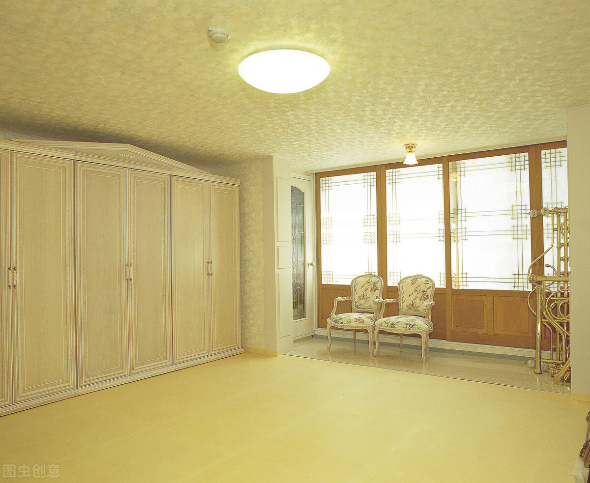 卧室衣柜尺寸风格应该如何选择,卧室衣柜有造型还是没造型好