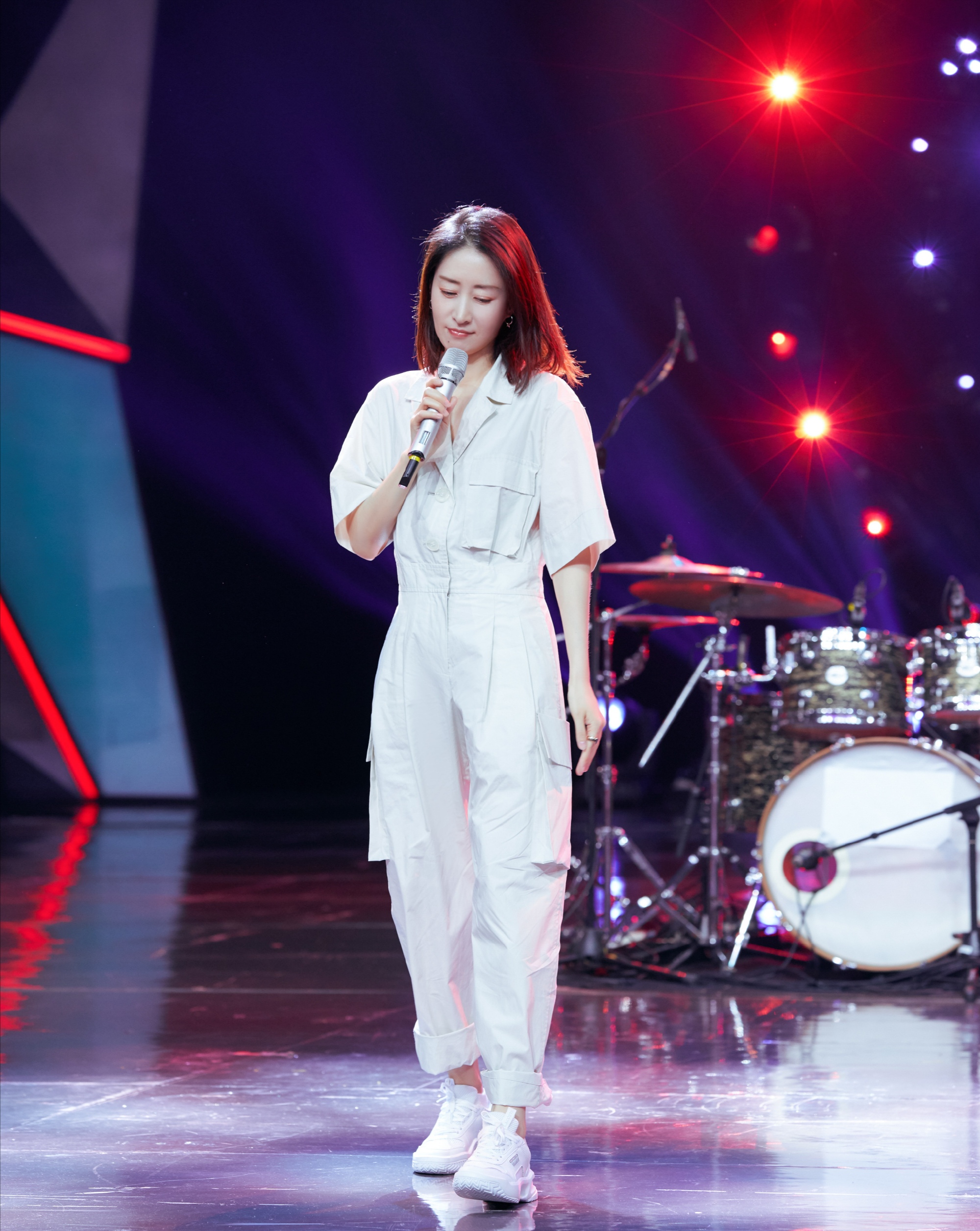 44岁刘敏涛才90斤，穿挂脖上衣“上紧下宽”，身形纤瘦显年轻