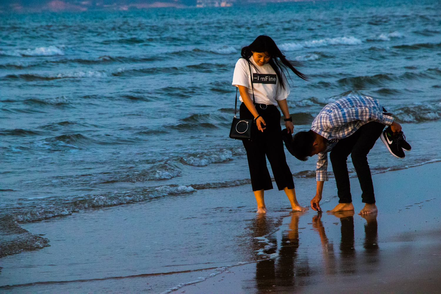 佳能eos77d单反相机机身,佳能eos77d对比苹果手机