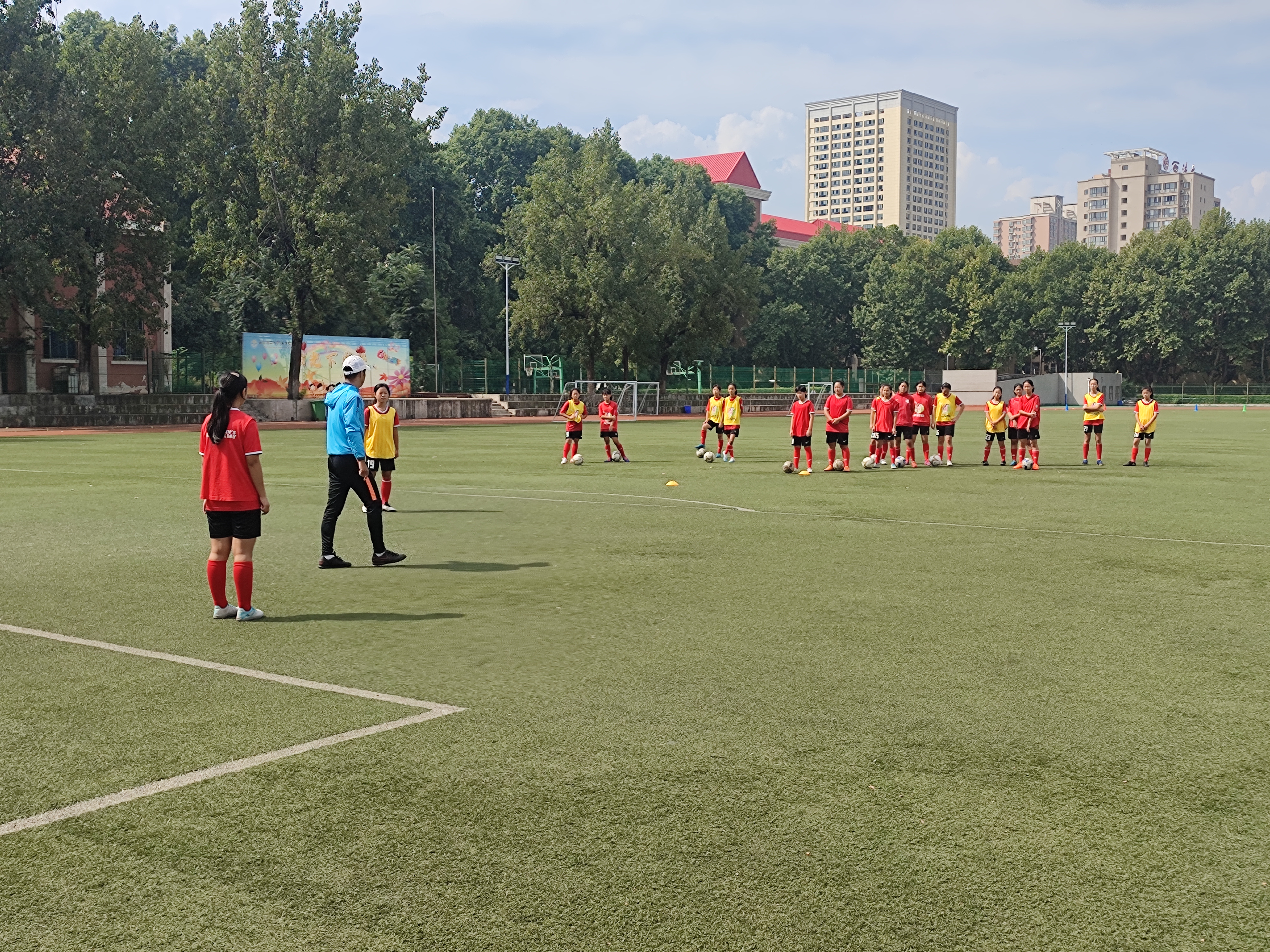西安第二外国语学校建设,学校开展足球特色教育