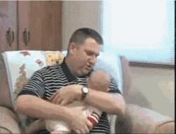 薛之谦微博晒娃被打脸称摆拍作秀,薛之谦被小孩打脸视频