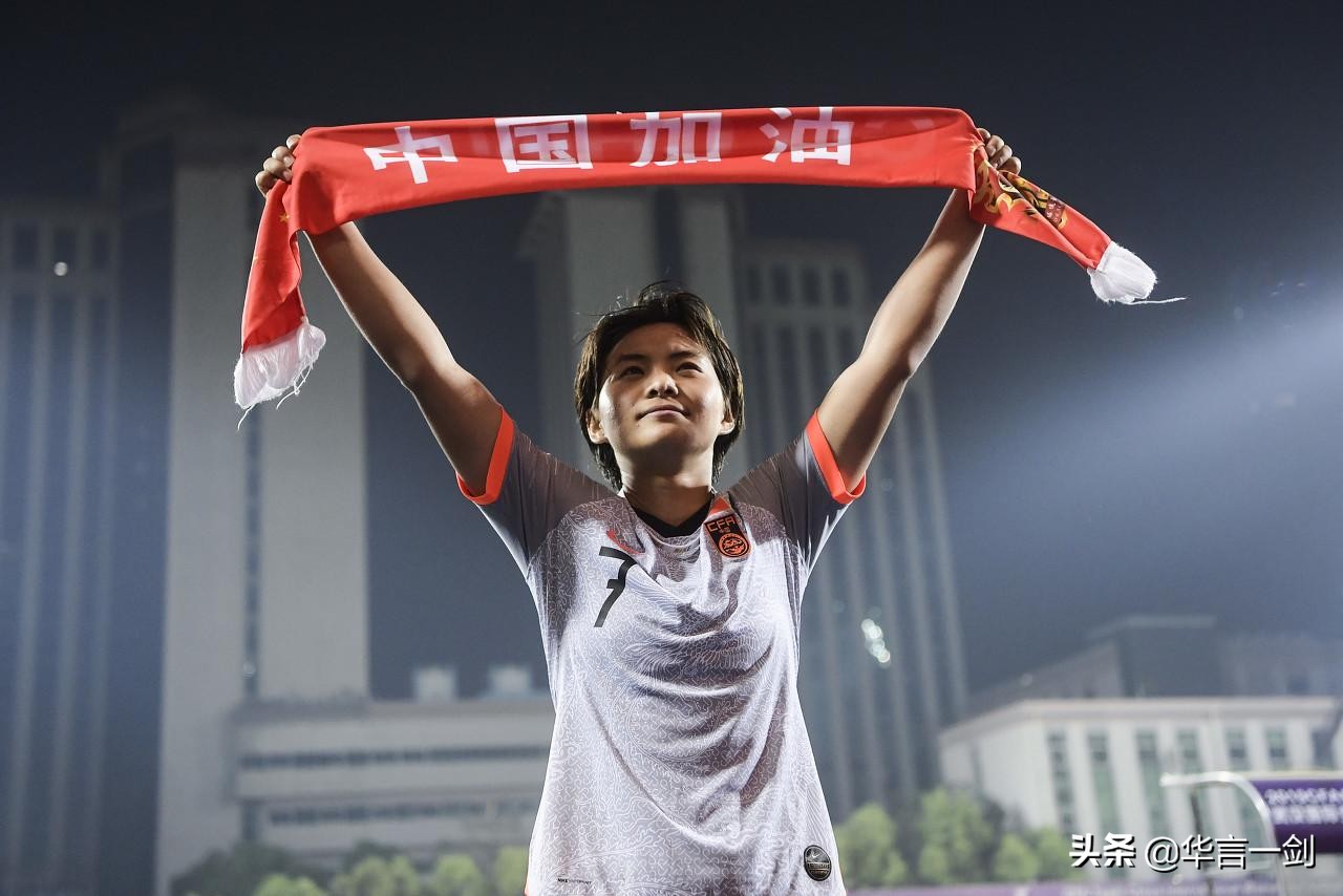 全场球迷呐喊王霜,中国女足王霜脚法图片