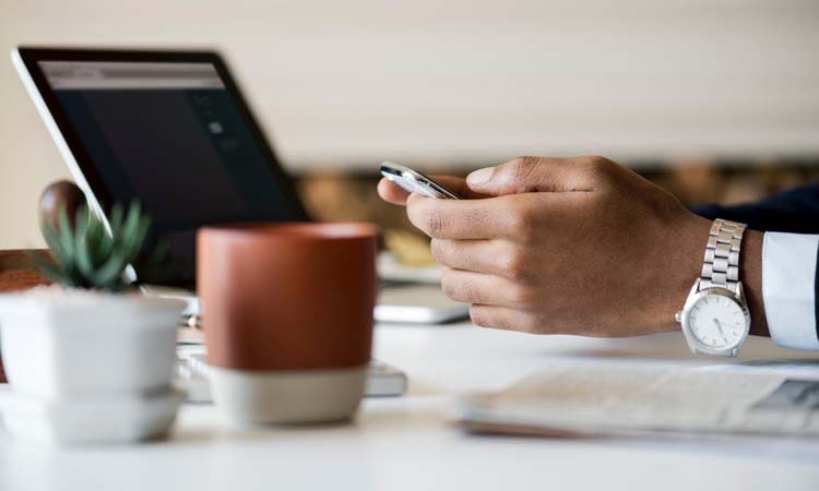 工作干得很压抑很焦虑该不该放弃,焦虑应该远离工作吗