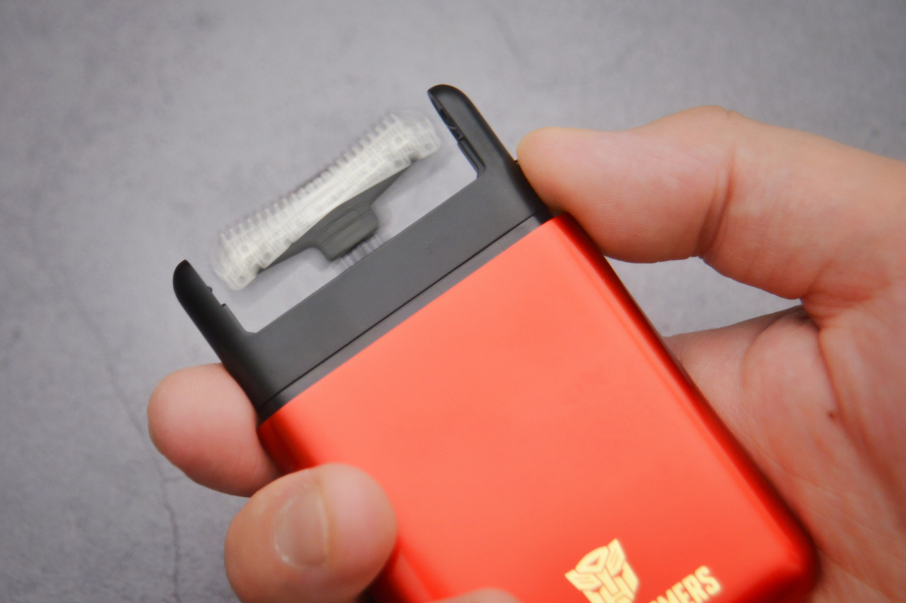 当钢丝遇到变形金刚联名款剃须刀---体验铜师傅便携剃须刀