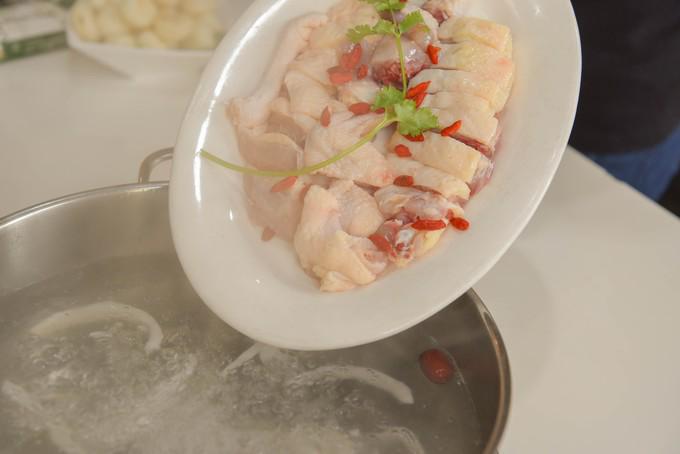 在三亚吃正宗的椰子鸡，不妨试试这两家（海南海岸行者旅行社）