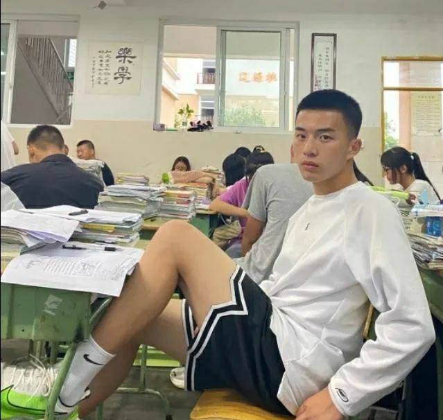 成都街拍长腿小哥哥,成都长腿男