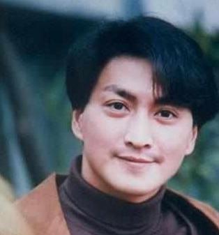 搬尸工逆袭身价过亿，61岁何家劲为初恋守身不婚，路边喝5元糖水