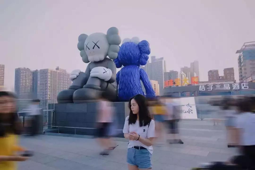 长沙国金中心出现抢衣大战！优衣库遭疯抢！店员被吓哭