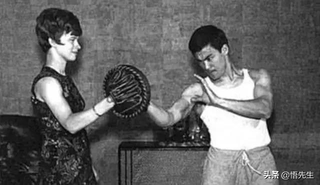 霍金年轻时照片有多帅,霍金21岁时的照片