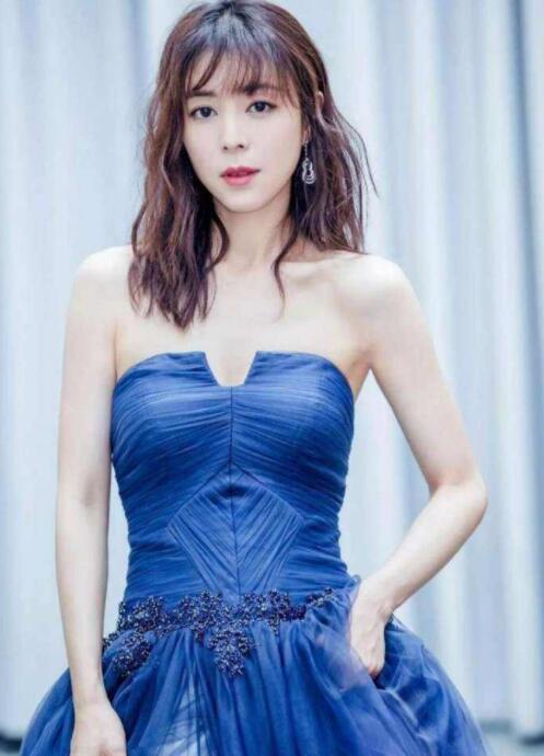 何洁精修图身着山寨裙,修图师救得了何洁