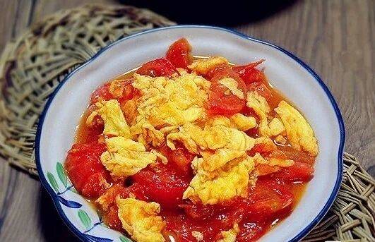 西红柿炒鸡蛋不酸的做法,西红柿炒鸡蛋让西红柿不酸