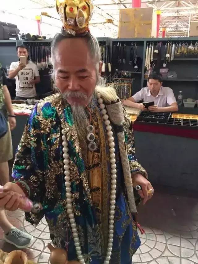 北京城中不是景点，却中外游客如云的地方—潘家园