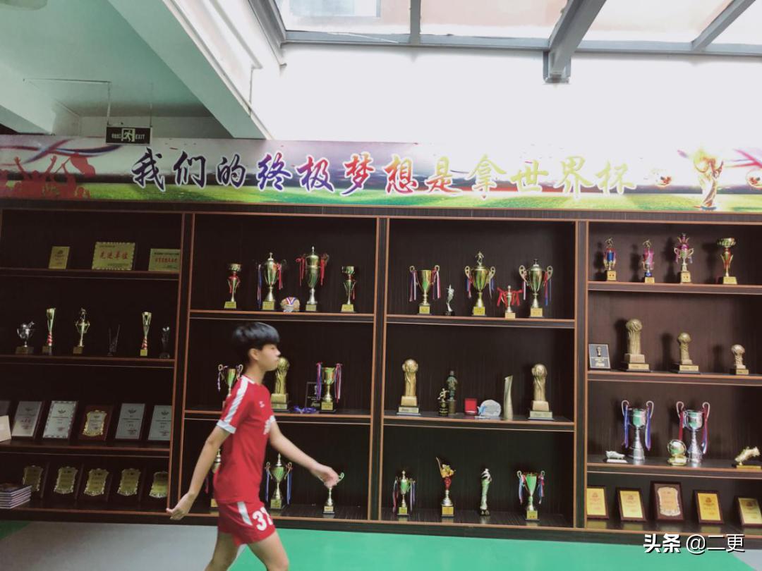 不要小看每个踢足球的女孩,踢足球的女孩有出息吗