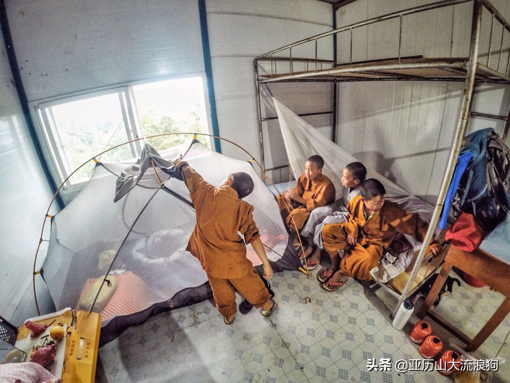 中缅边境的佛寺,旅途中遇到藏区僧人