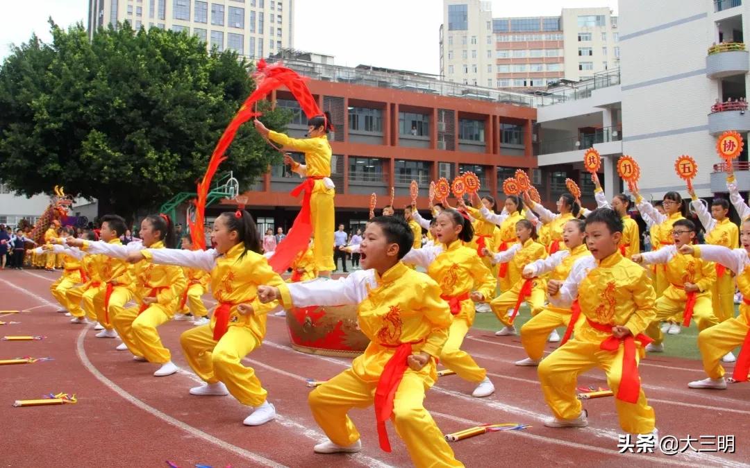 全力以复从心启航黑板报,向阳中学校运会活动