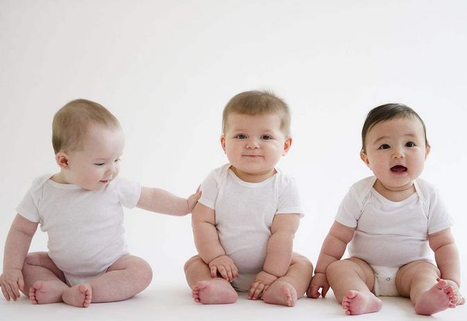 宝宝一岁五个月的发育标准是什么,一岁以内的宝宝每个月的发育动作