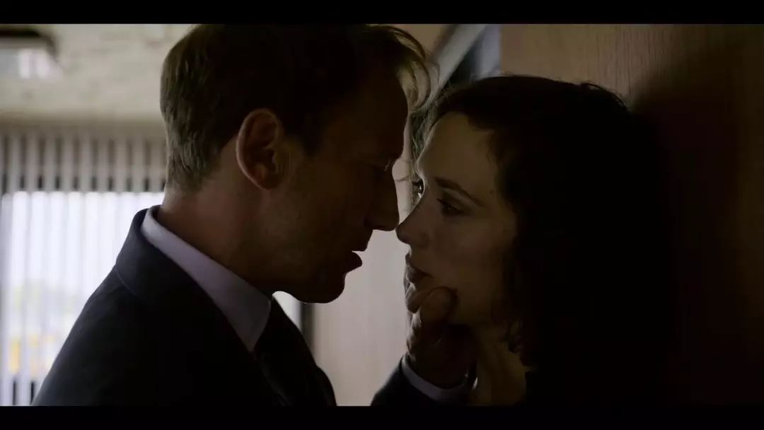 在这部电影中，满屏充满了欲望，在第一集就弄死了女主