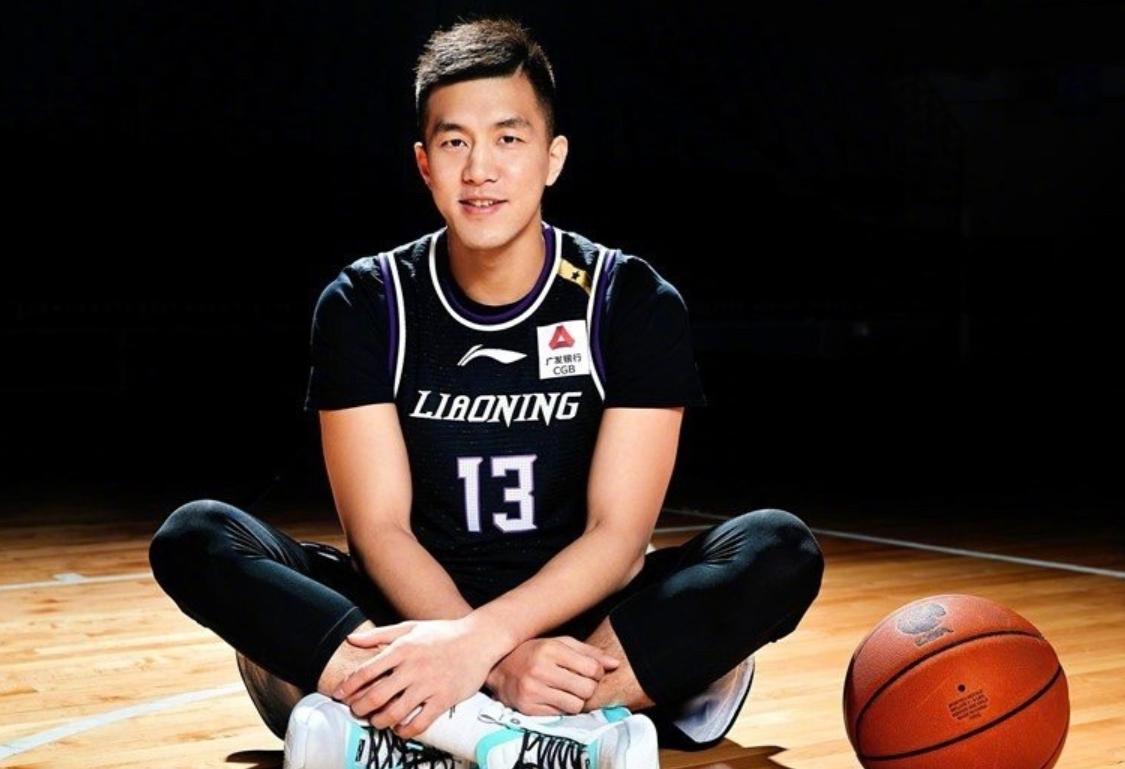 郭艾伦教小学生运球,郭艾伦持球突破投篮动作