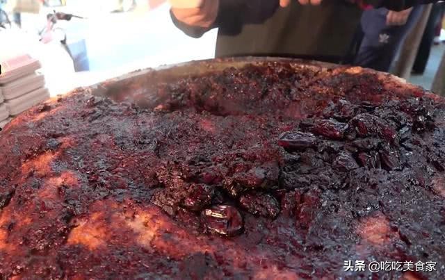 西安大叔在城墙边卖“糯米团”，一天限量300碗，连老外都抢着买