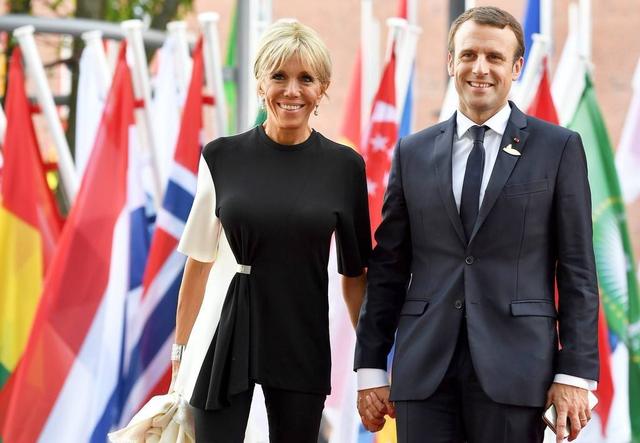 马克龙妻子买lv口罩,法国总统马克龙夫人拎lv包