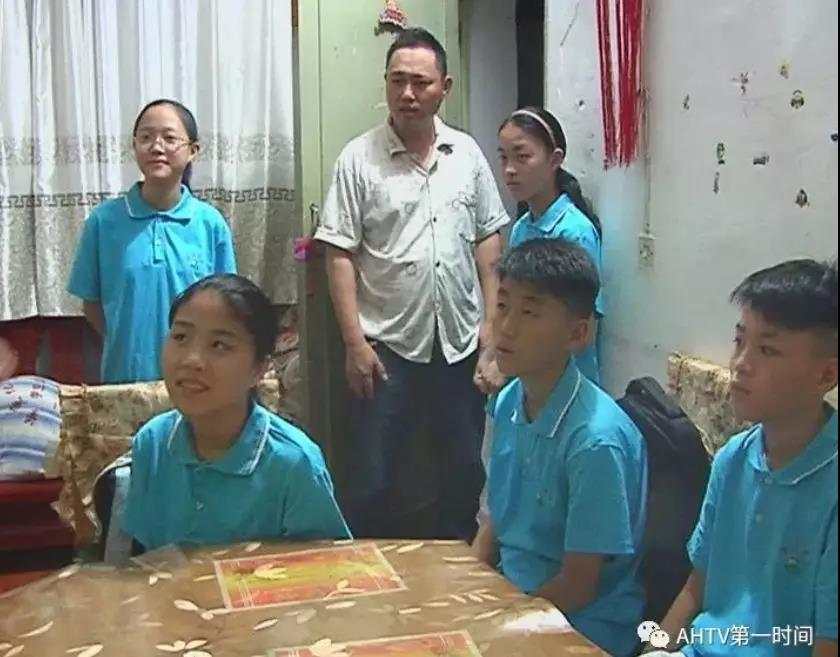 爸爸要求五胞胎分到5个班,五胞胎被分到5个班爸爸称怕淘气