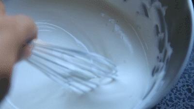 生日蛋糕奶油都用什么做的,生日蛋糕上面的奶油怎么做不会化