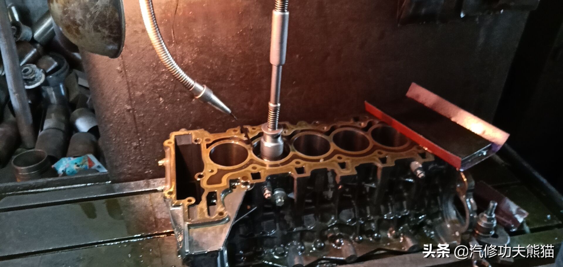 宝马e90325i2007款,宝马e90漏机油通病