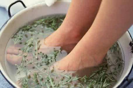 女性睡觉前经常用艾叶泡脚，身体会出现这3种变化，1种人要警惕