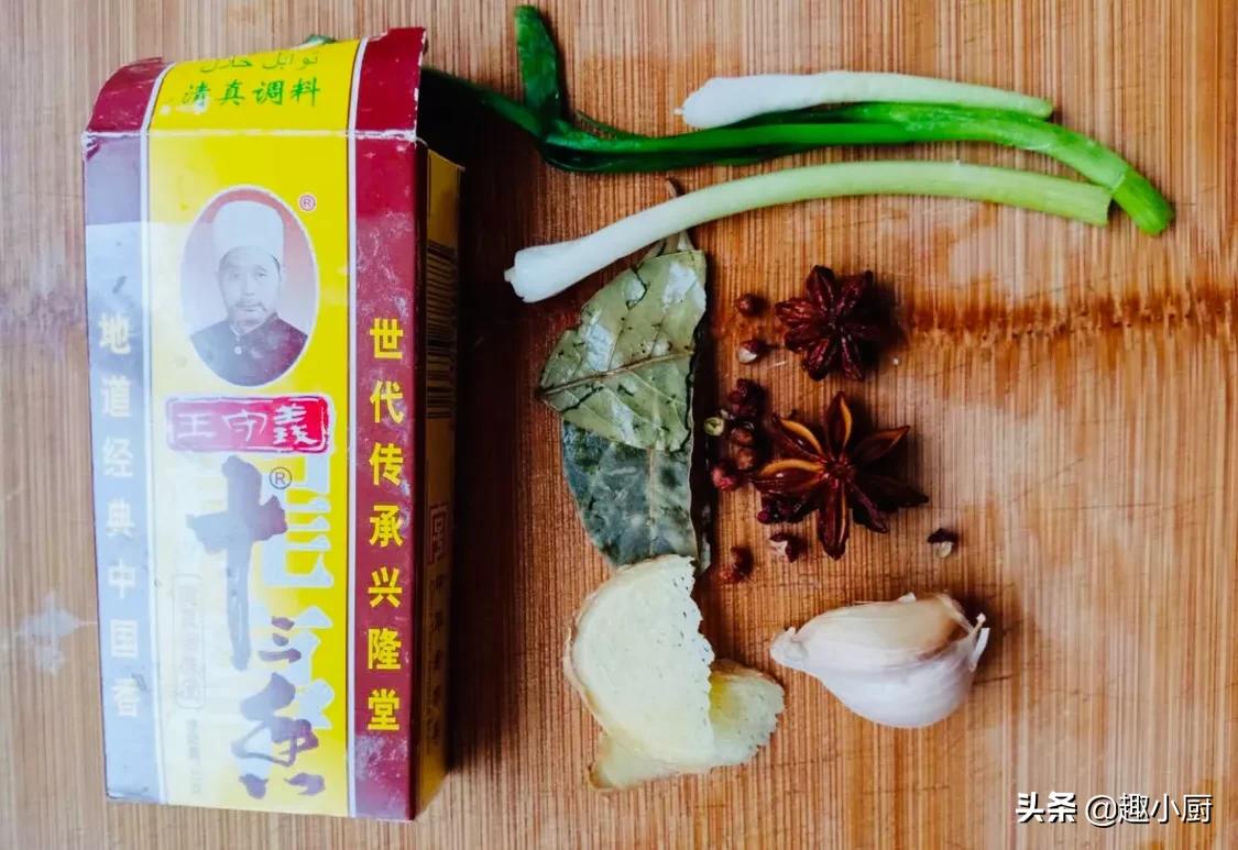 猪尾巴焯水是冷水还是开水下锅,红烧猪尾巴需要什么料