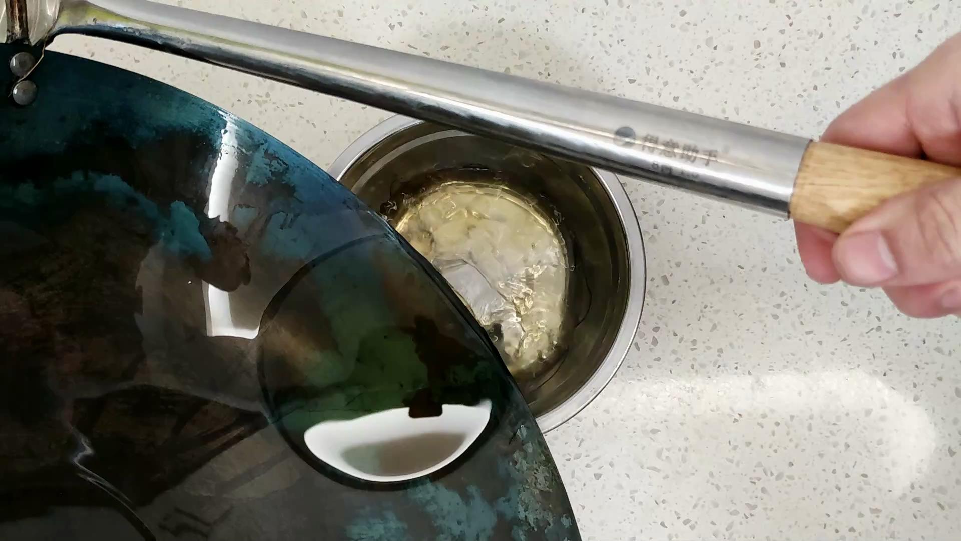 新铁锅千万别直接烧,等于吃掉了涂层,大厨正确开锅不生锈不粘锅