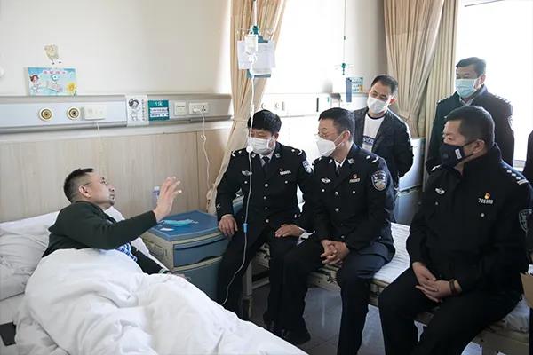 “我打死你！”10.5厘米长的钉子射穿面部后，他竟毅然朝嫌疑人扑去