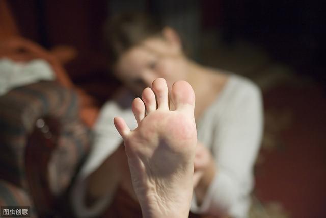 54岁大姐腿疼痛,50岁大姐双腿疼痛难行走