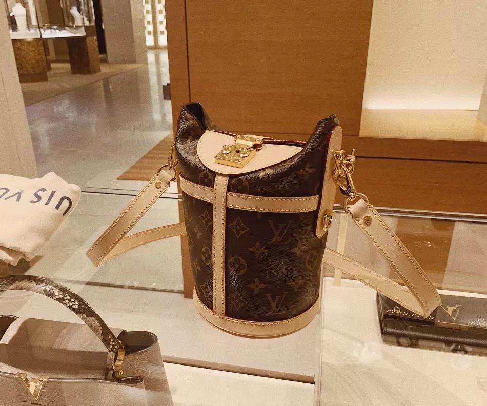 早春风衣穿搭高级感,早春穿搭颜色毛衣外套