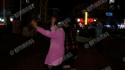 视频走红!小伙混放音响搅乱广场舞,“硬核”大妈拎砖头狂追!网友:大妈腿脚太利索