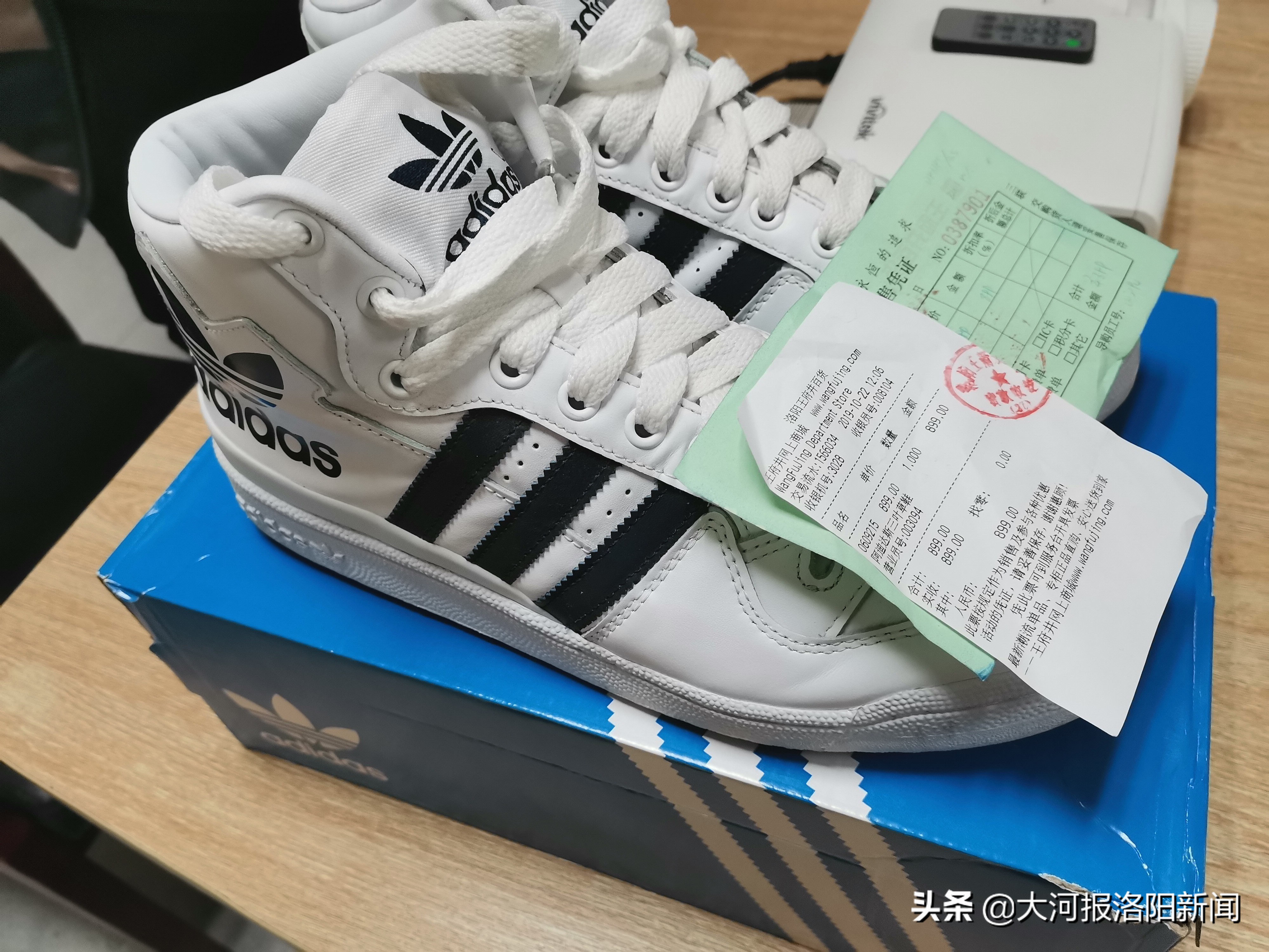 阿迪达斯三叶草鞋子脱胶怎么处理,男子买阿迪10天开裂