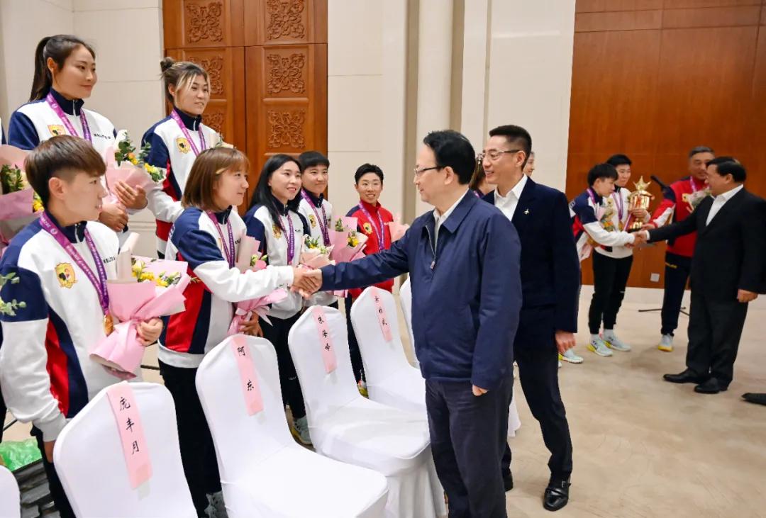 ​景俊海韩俊一起接见夺冠凯旋的长春大众卓越女子足球队