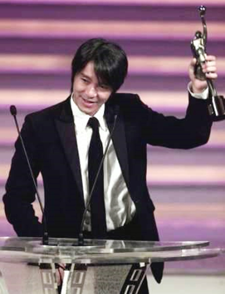 周星驰黄一飞表演节目,周星驰和黄一飞被酒瓶砸的视频