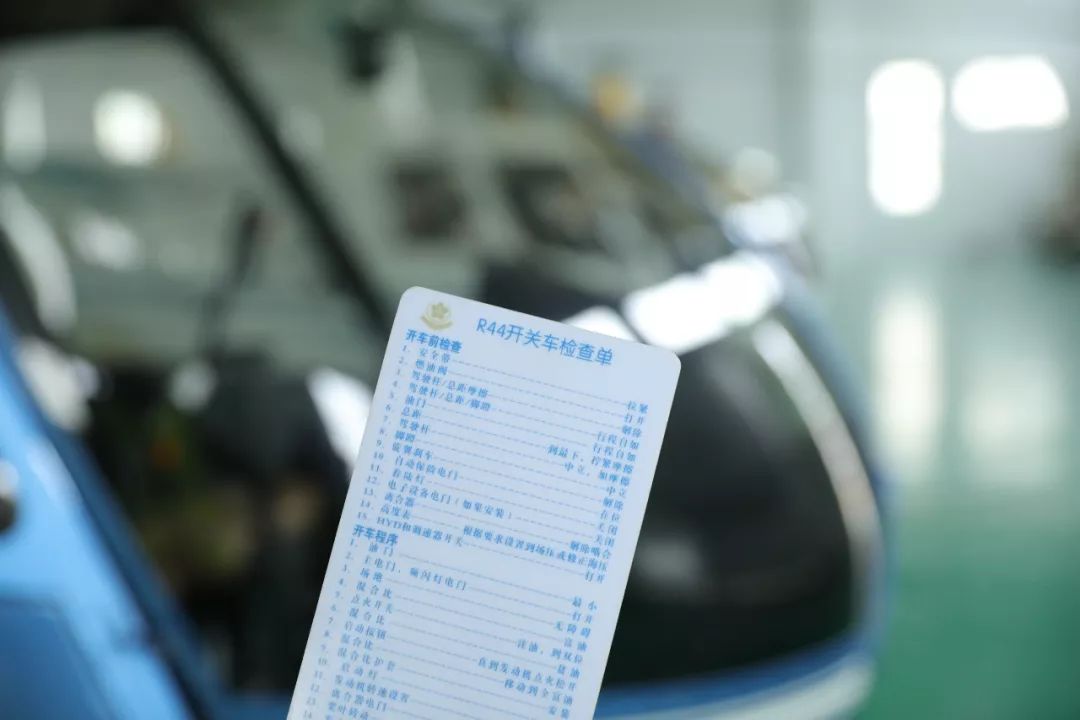 直升飞机飞行员的装备,直升机飞行员装备有哪些