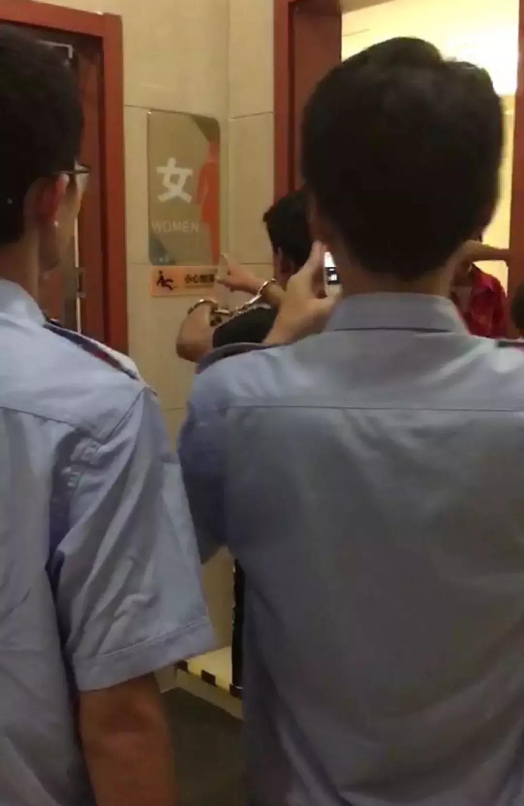 男子偷进女厕被发现逃跑后续,男子藏女厕所偷被抓