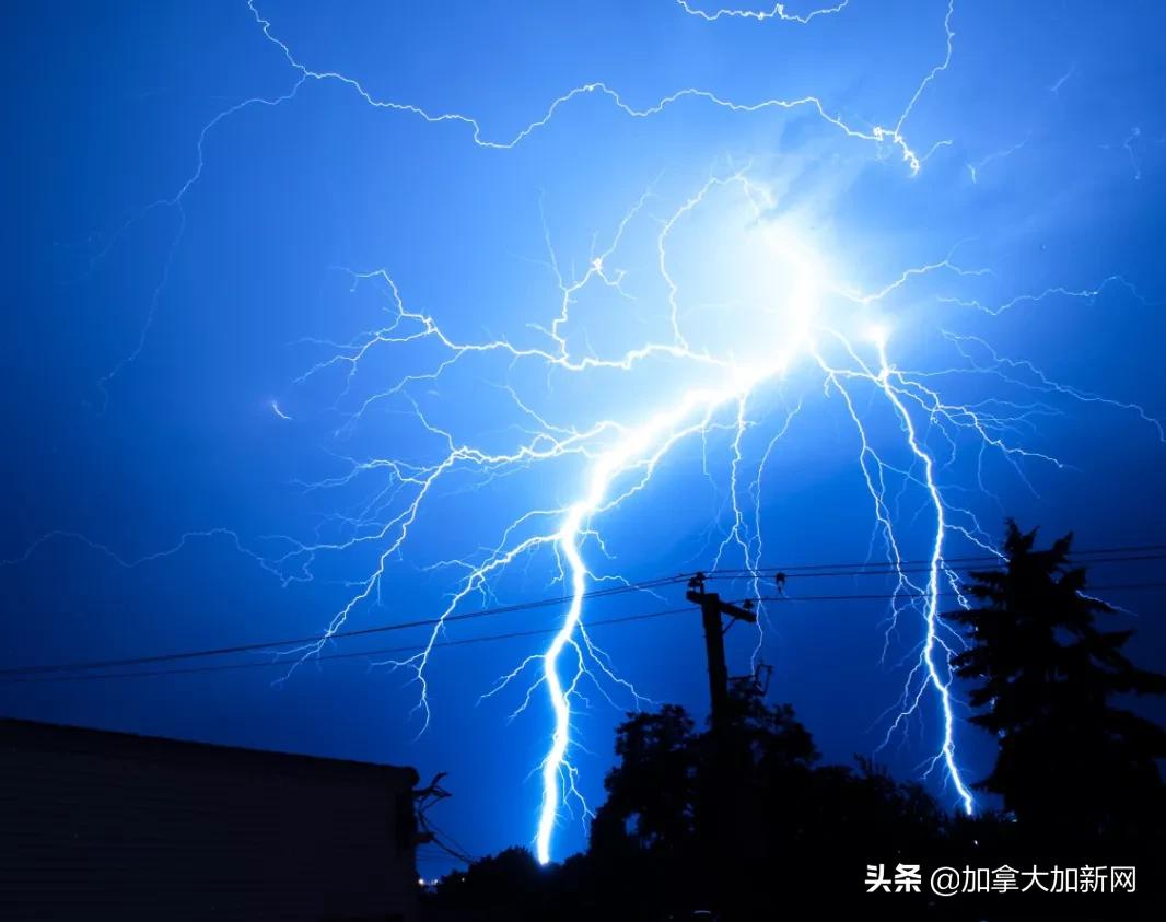 温哥华现最美晚霞+闪电温村秒变梦幻魔法城