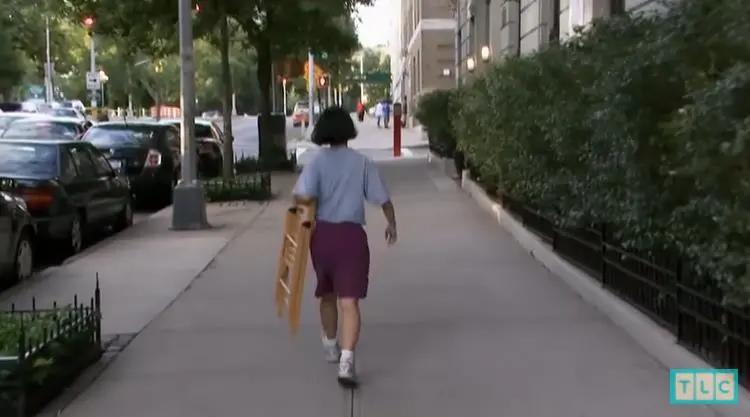 20年穿旧衣，垃圾桶捡食物，纽约女孩省出一套房：有钱，我就不花