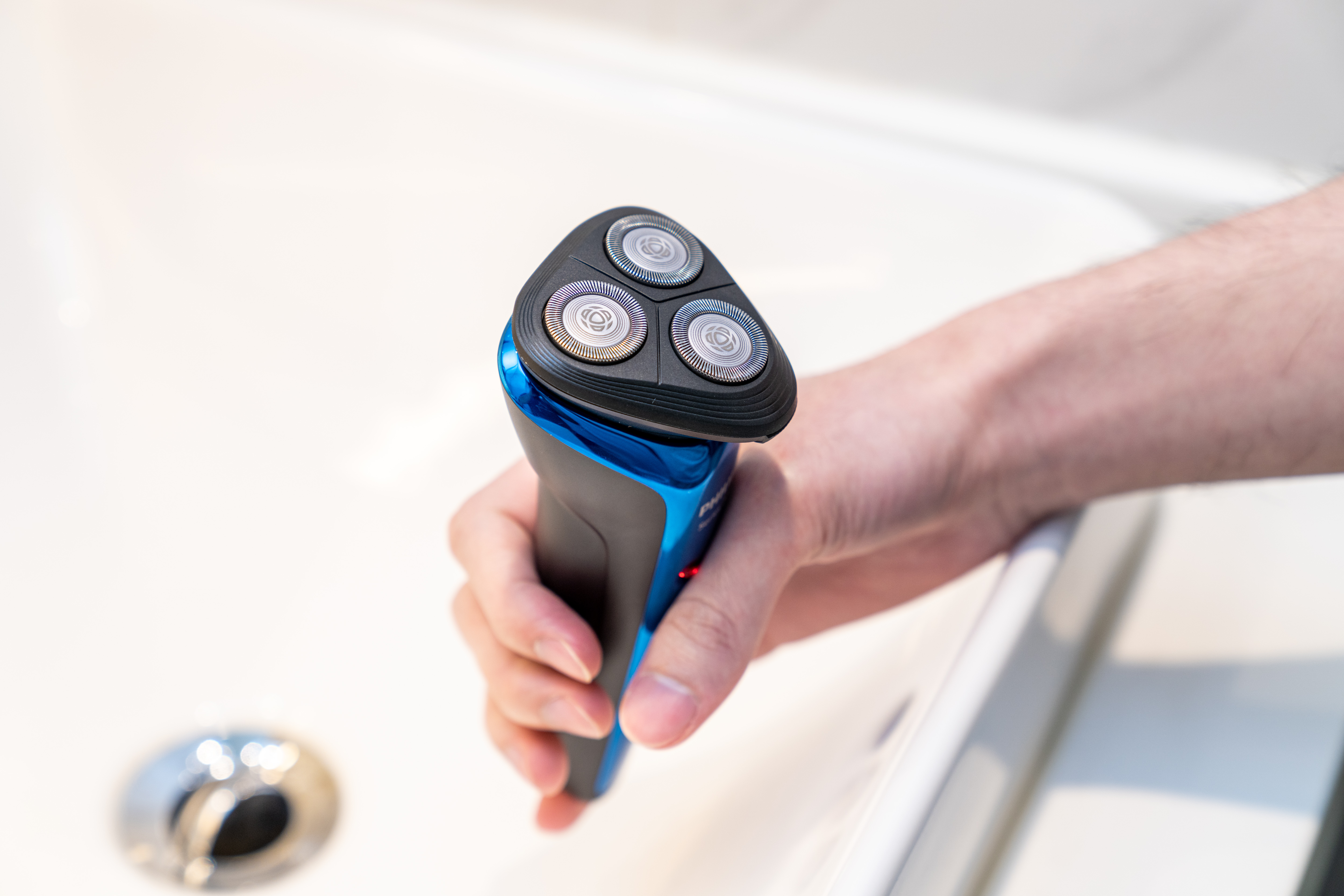 飞利浦s2302剃须刀好用吗,飞利浦电动剃须刀s2303怎么样