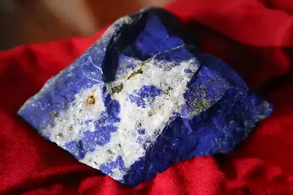 清朝官帽上的珠子值不值钱,清代官员的官帽上有黑珠是几品官