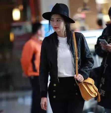 穿上小皮衣，我就是整个办公室最时髦的姑娘！