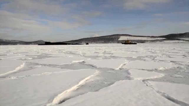 俄核潜艇冰下试射电影,俄军战略核潜艇浮出冰面